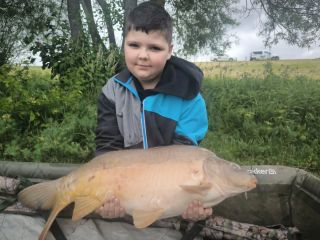 Malý šéf se už pomalu rozjíždí 9,5 kg. Sice nebodovaná, ale už je blízko 😎. #bigcarpcz #bystricenarybach #cctmastersmoke...