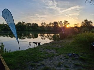Poslední večer. Snad ještě nějaké body přijdou. 🐟🎣 #bigcarpcz #bystricenarybach #zemnikbodovka #cctmastersmoke #zapadslnka...